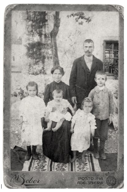Družina kernel 1911, Stari oče  Franc Kernel, od leve hčerka  Marija, Žena Terezija s sinom Janezom v naročju, hčerka Jožefa in sin Franc